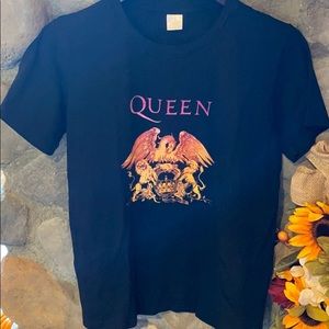Queen black t-shirt size s